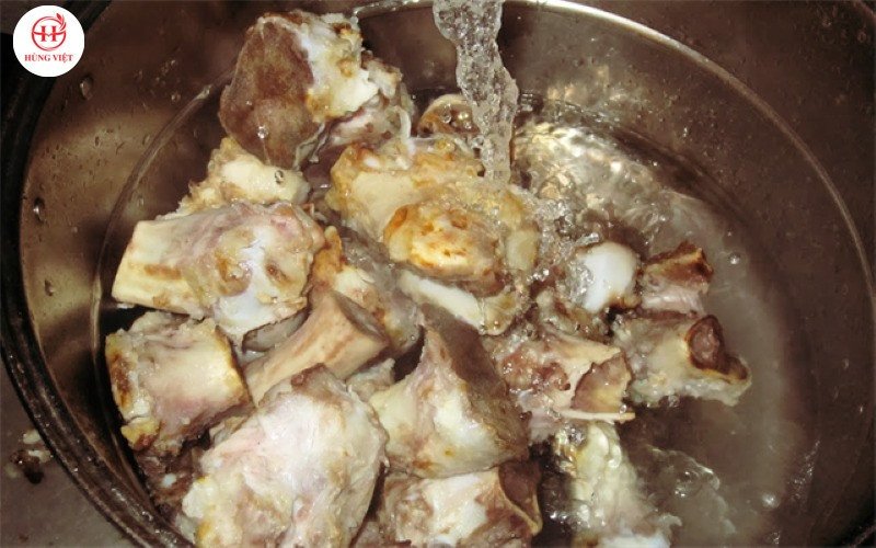 Hình ảnh sơ chế nguyên liệu sạch sẽ trước khi nấu nước dùng bún chả