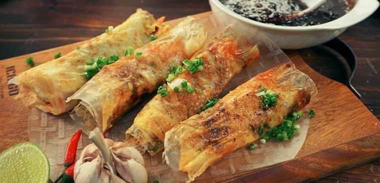 Hình ảnh tổng hợp hai loại bánh tráng mắm ruốc: một đĩa nướng bếp than và một đĩa làm bằng chảo chống dính, thể hiện sự đa dạng của cách làm bánh tráng mắm ruốc