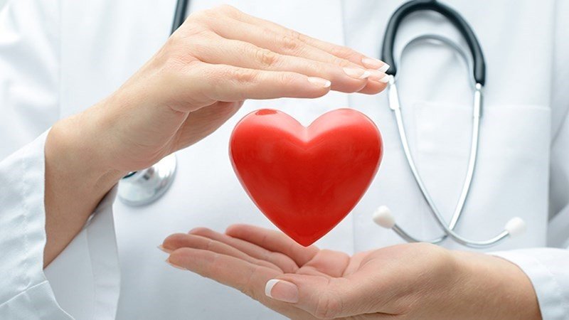 Hình ảnh trái tim và cà rốt, biểu tượng cho lợi ích của cà rốt đối với sức khỏe tim mạch