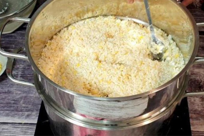 Hình ảnh xôi đậu xanh nước cốt dừa đang được hấp trong xửng, chuẩn bị cho món ăn bùi béo