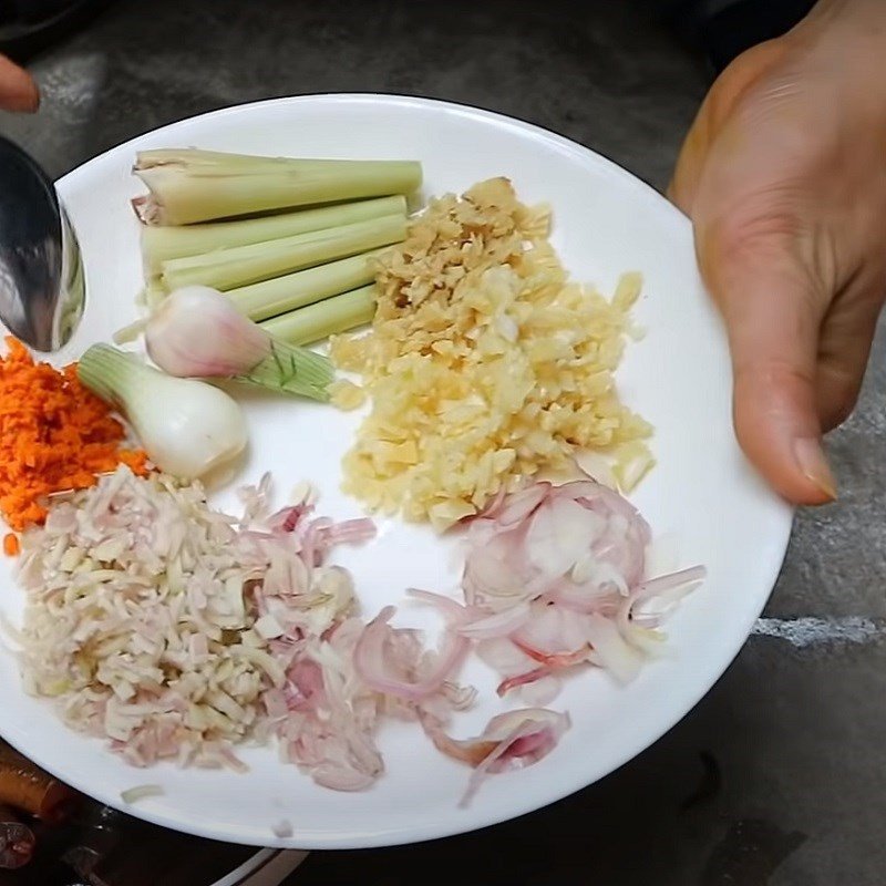 Hoa chuối và các loại rau ăn kèm được chuẩn bị sạch sẽ