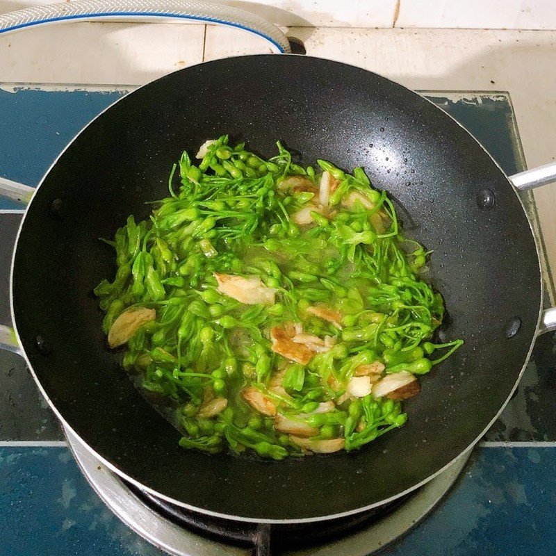 Hoa thiên lý xào tỏi đã chín tới, xanh mướt và đậm đà