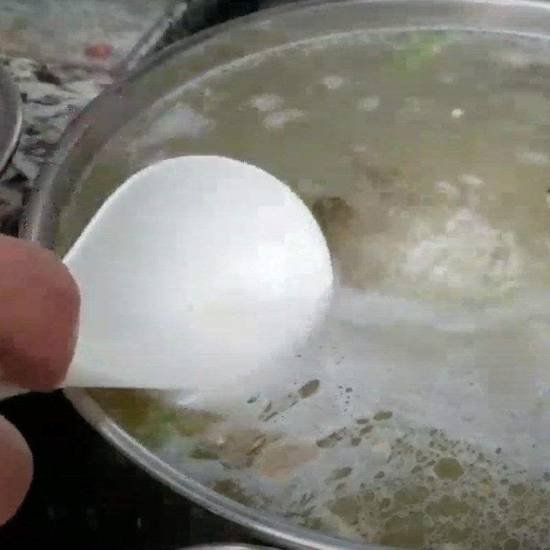 Hoàn tất công đoạn nấu cháo cá mú, cháo sánh mịn với thịt cá tươi ngon