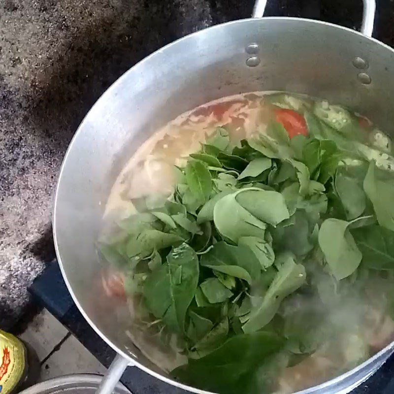 Hoàn tất nồi canh chua cá dìa lá giang