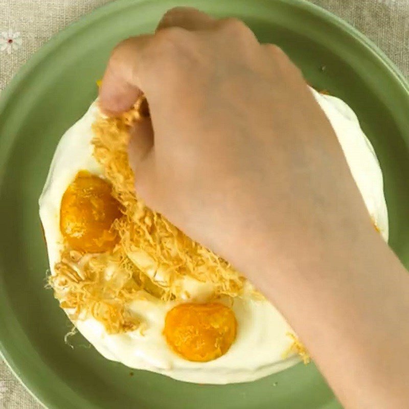 Hoàn thành bánh bông lan trứng muối với sốt phô mai và chà bông