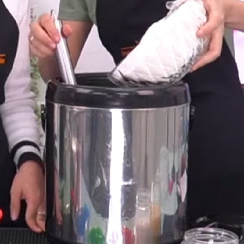 Hoàn thành ly trà sữa khoai môn