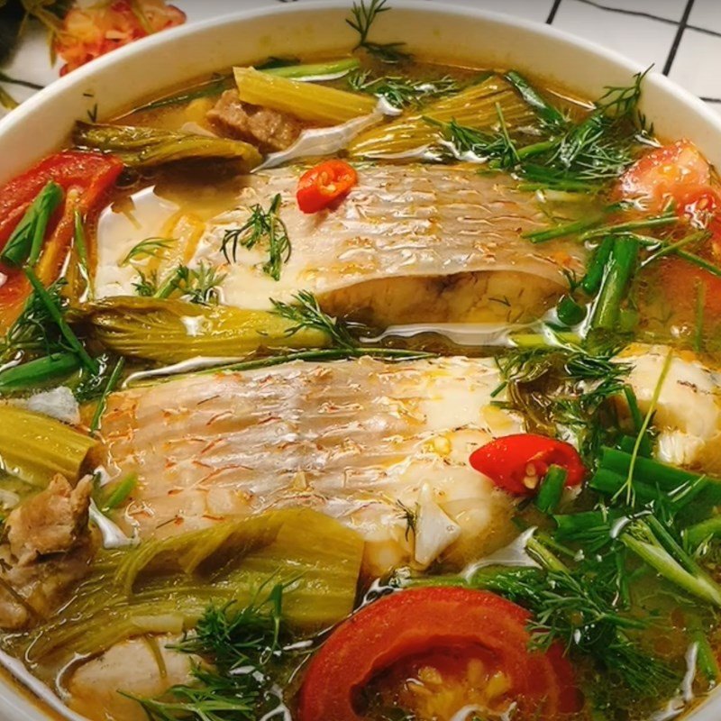 Hoàn thành món canh cá dưa chua thơm ngon