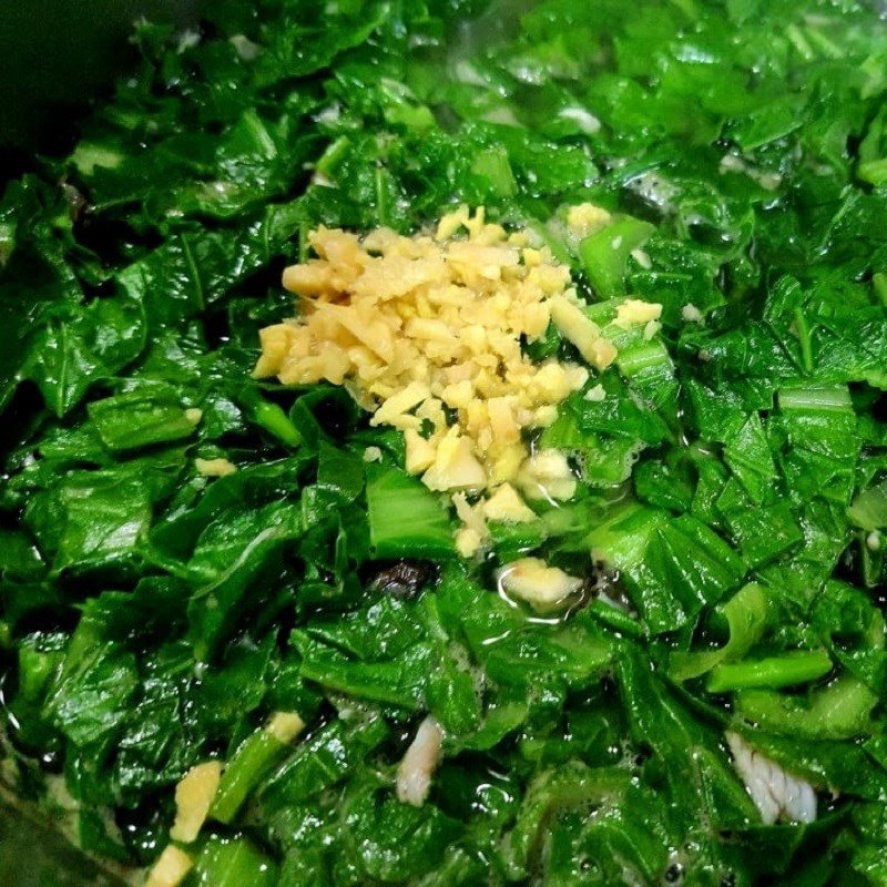 Hoàn thành món canh cá rô rau cải