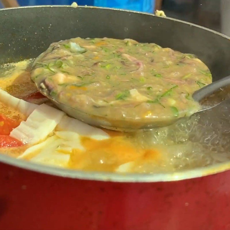 Hoàn thành món canh rươi khế chua