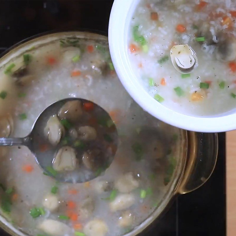 Hoàn thành món cháo nấm rơm chay