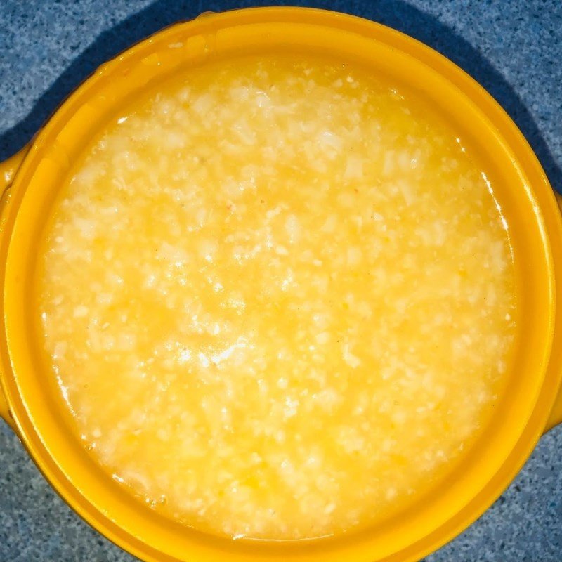 Hoàn thành món cháo tôm cho bé