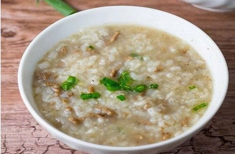 Hoàn thành món cháo vịt đậu xanh hạt sen