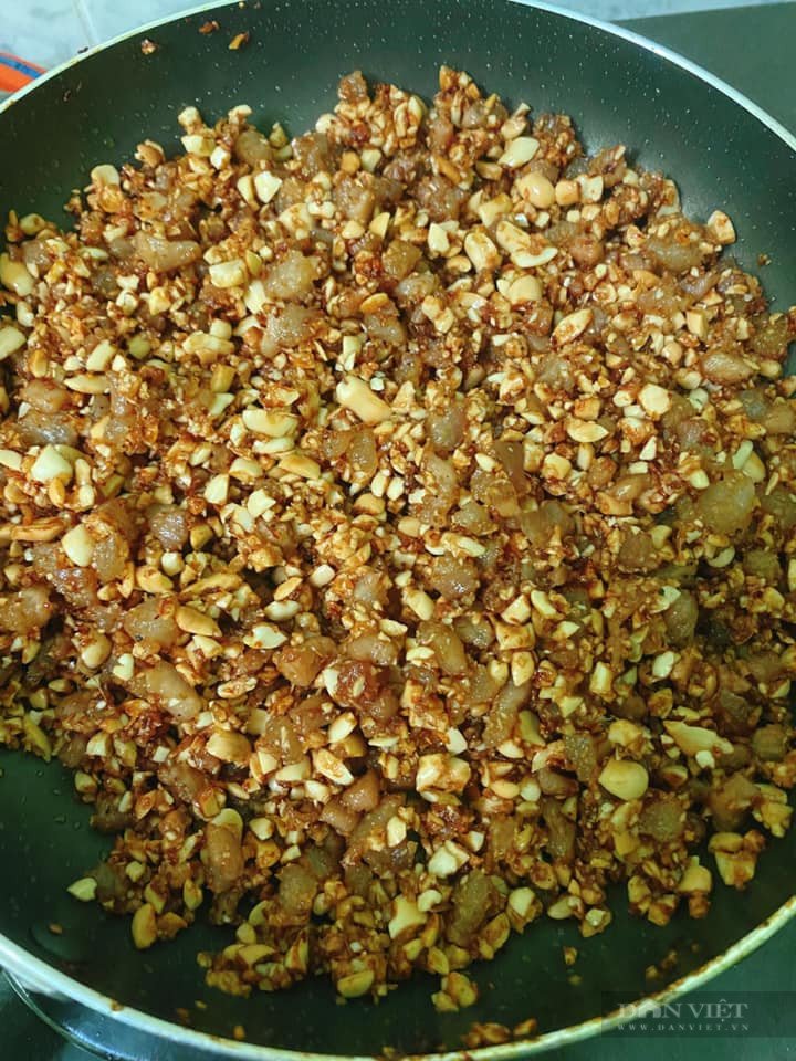Hoàn thành món muối sả đậu phộng thịt heo