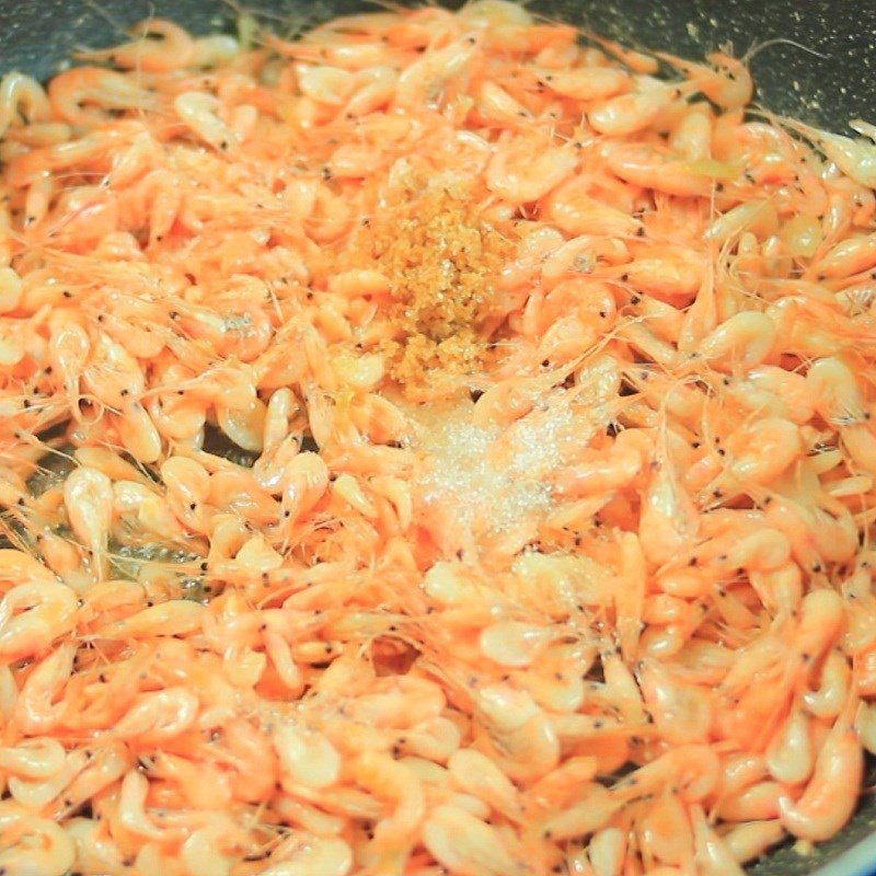 Hoàn thành món tép rang lá chanh thơm lừng