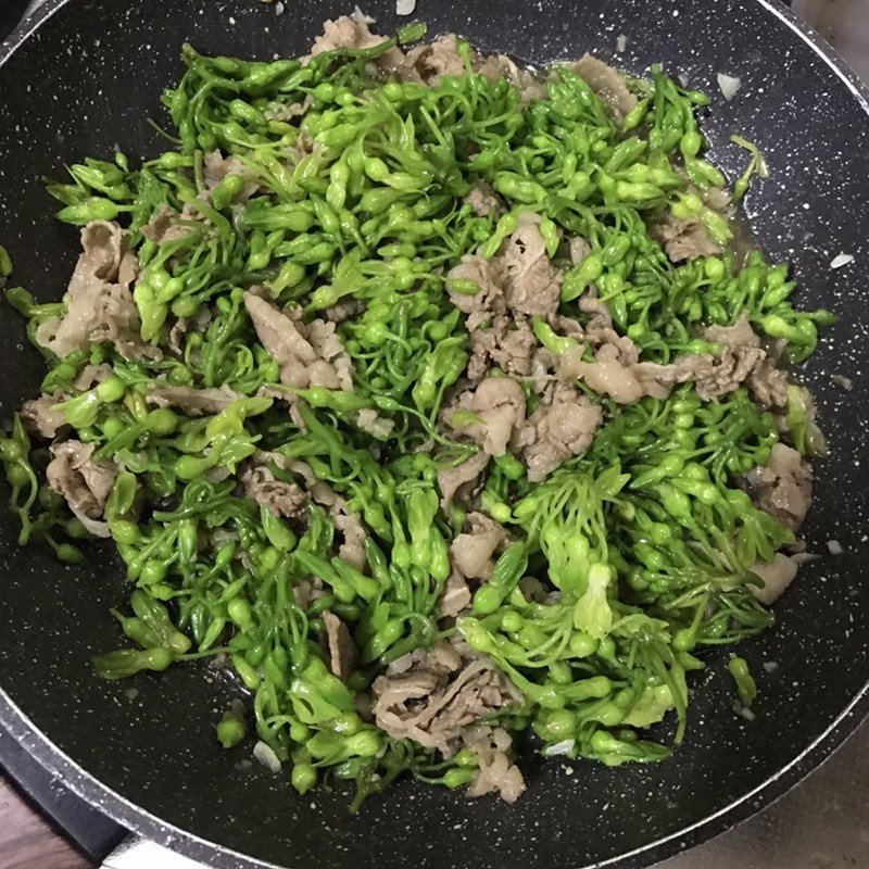 Hoàn thành món thịt bò xào hoa thiên lý
