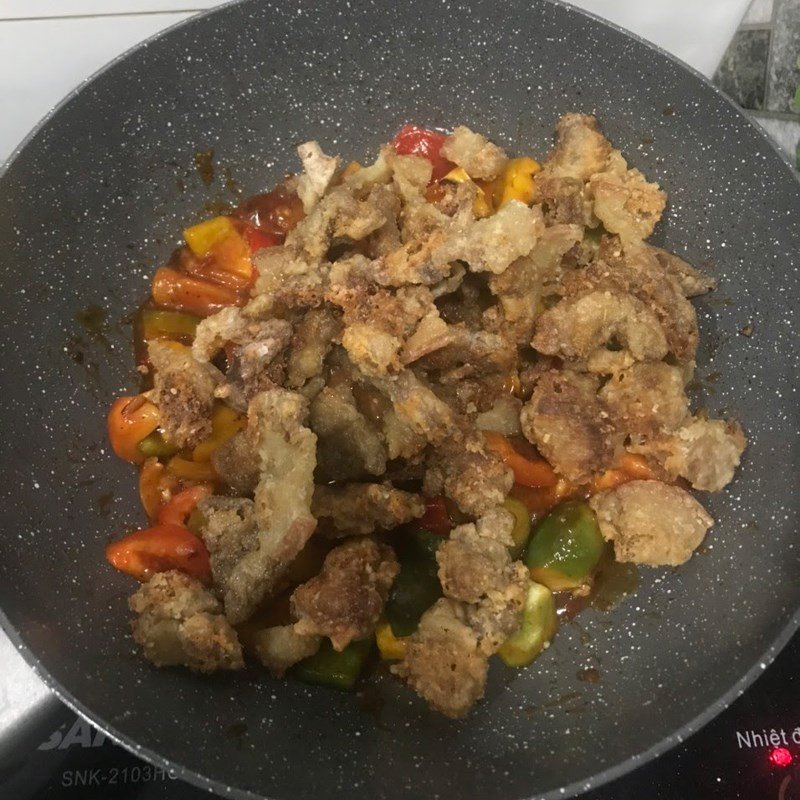 Hoàn thành món thịt chua ngọt sau khi đã xào đều với sốt