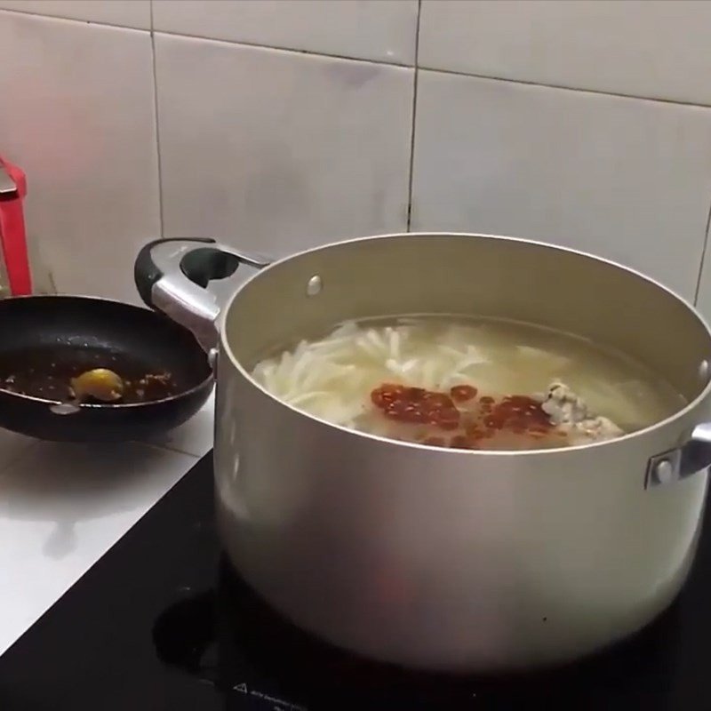 Hoàn thành nồi bánh canh xương heo với sợi bánh canh và nước dùng