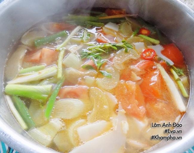 Hoàn thành nồi canh cá hồi thơm ngon
