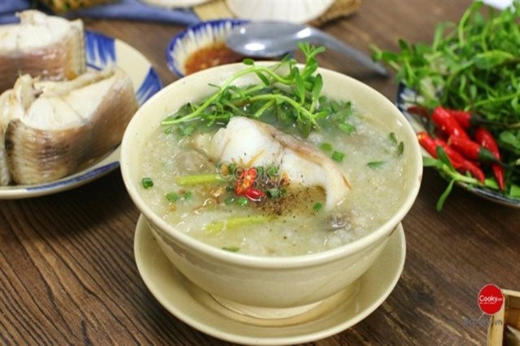 Hoàn thành nồi cháo cá lóc rau đắng nóng hổi, thơm ngon