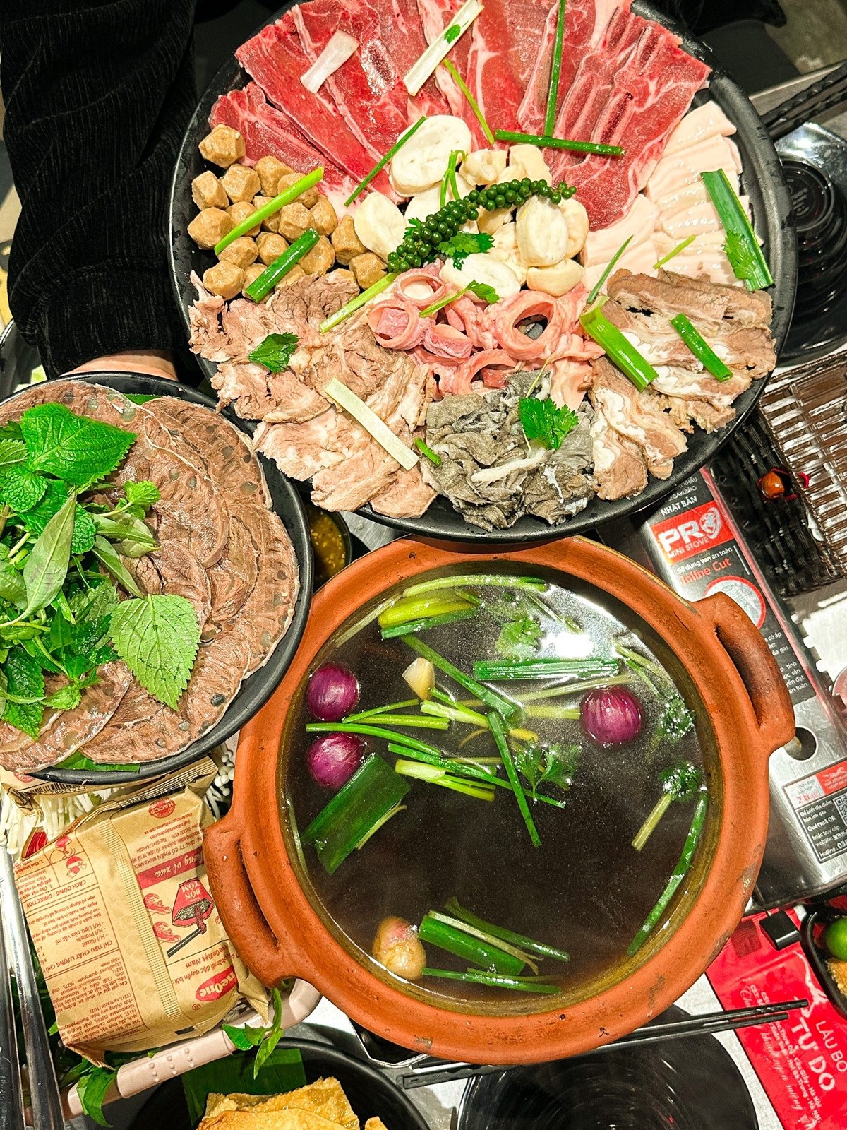 Hoàn thành nồi lẩu đuôi bò thập cẩm thơm ngon