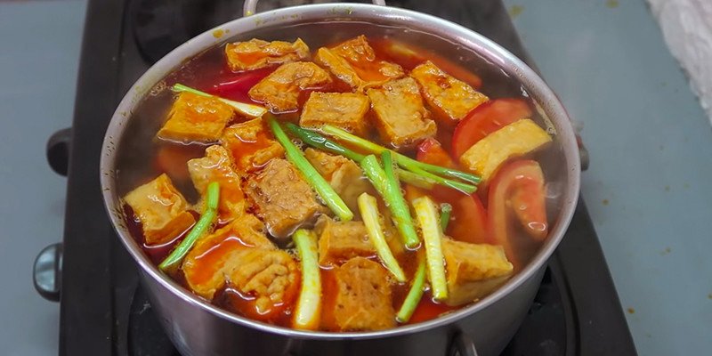 Hoàn thành nước lèo bún riêu đậm đà