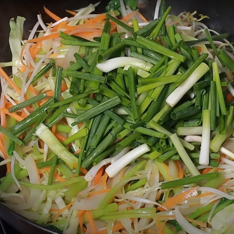 Hoàn thành phần rau xào giòn thơm cho cách xào bún khô