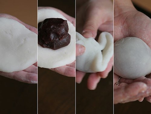Hoàn thành việc gói bánh mochi