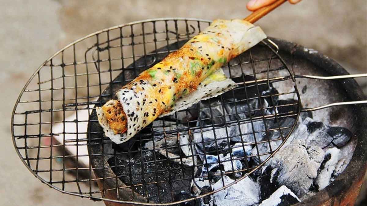 Hoàn thiện bánh tráng nướng than trên bếp