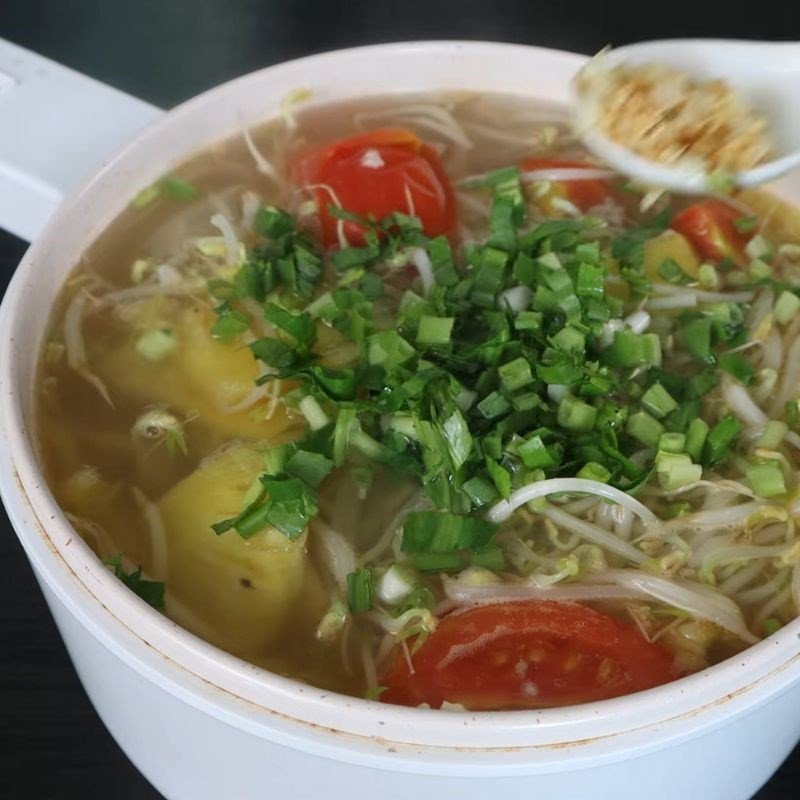 Hoàn thiện món canh chua thịt băm dứa