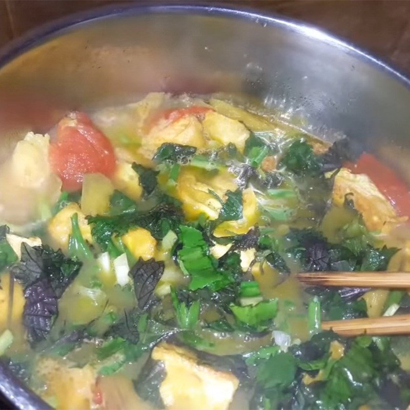 Hoàn thiện món canh chuối đậu với rau thơm