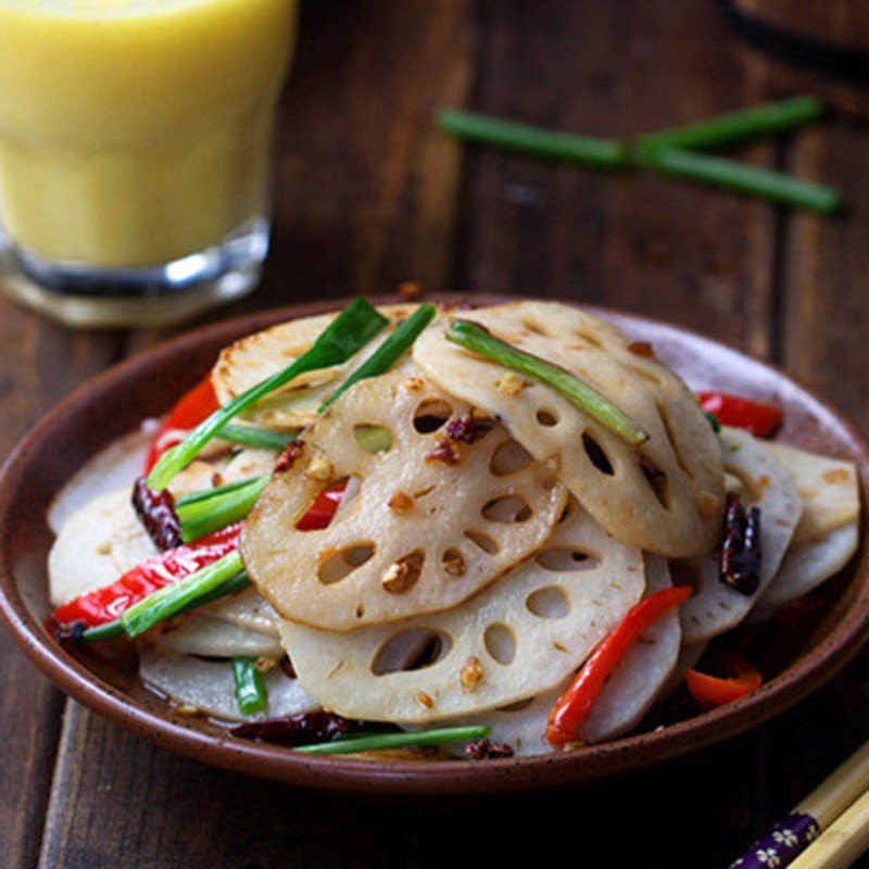 Hoàn thiện món củ sen xào cay với sa tế