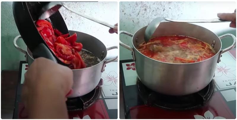 Hoàn thiện nước dùng bún xương heo bằng cách cho cà chua đã xào vào