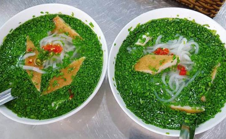 Hoàn thiện tô bánh canh hẹ với đầy đủ nguyên liệu