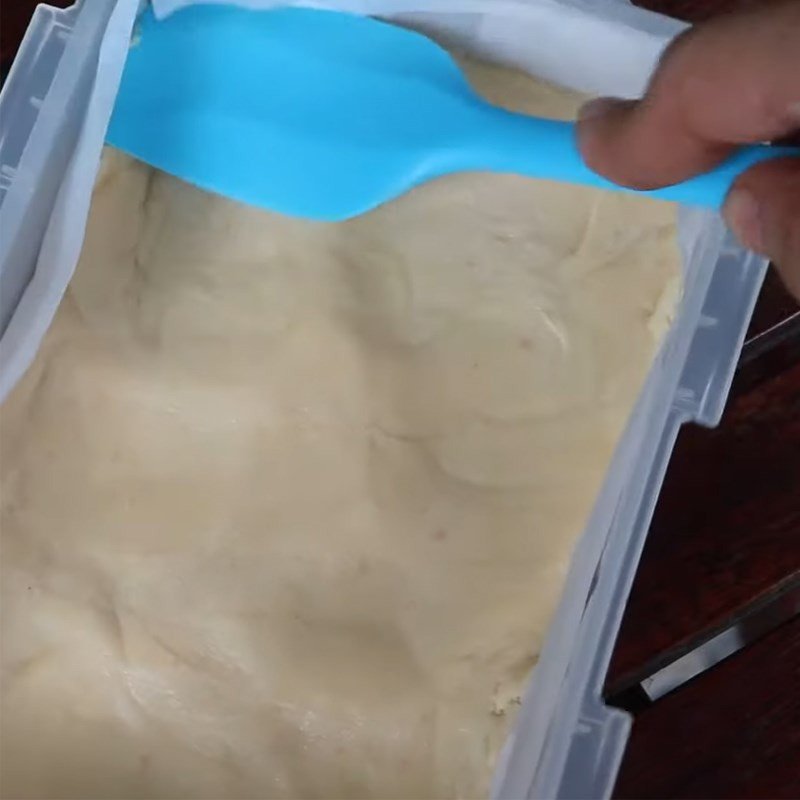 Hỗn hợp bánh sữa Ba Vì được dàn đều trong khuôn