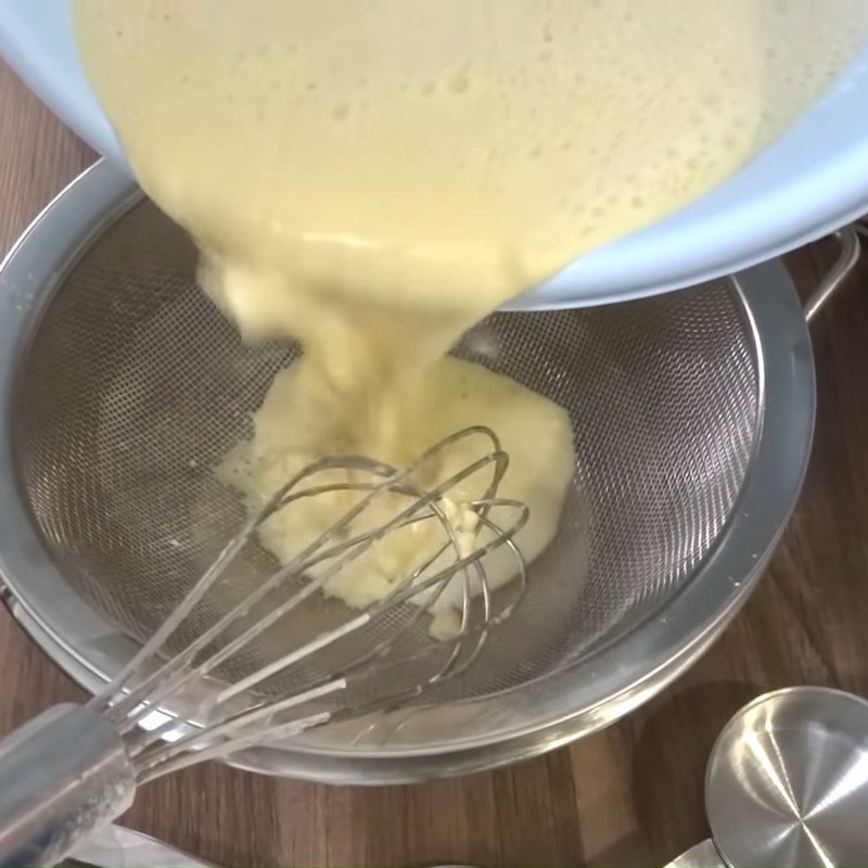 Hỗn hợp bột chiên bánh tôm khoai lang đã được pha