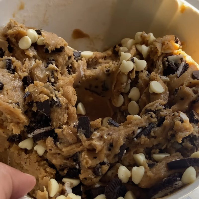 Hỗn hợp bột cookie mềm sau khi trộn các nguyên liệu khô và ướt