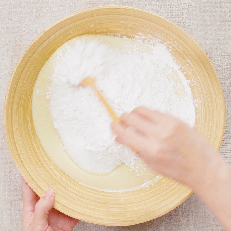 Hỗn hợp bột màu vàng từ đậu xanh, đường, bột năng, nguyên liệu bánh da lợn ngon dễ làm