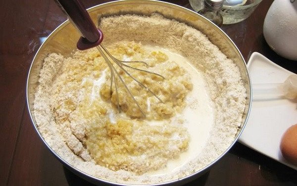 Hỗn hợp bột trứng và vani chuẩn bị trộn vào bột khô làm bánh tai yến