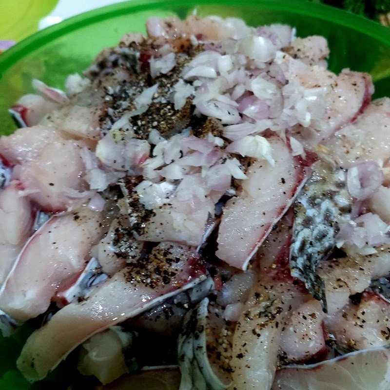 Hỗn hợp cá rô phi và thịt lợn được ướp gia vị đậm đà trước khi xay