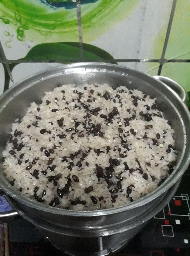 Hỗn hợp gạo nếp và đỗ đen đã trộn đều, sẵn sàng cho vào xửng hấp