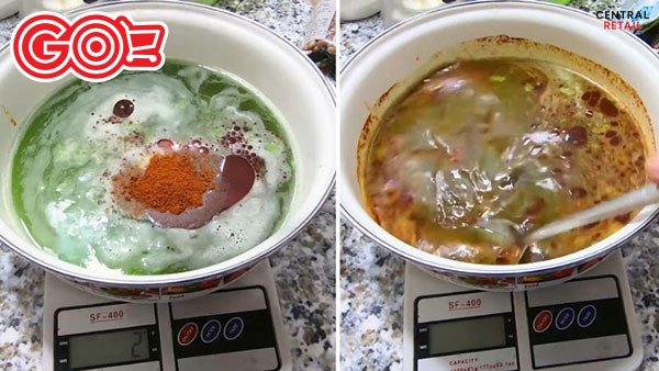 Hỗn hợp gia vị đang được trộn đều để tạo nên nước sốt thịt nướng heo