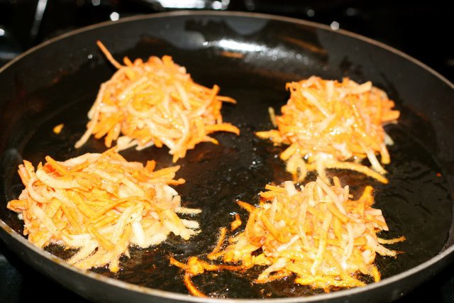 Hỗn hợp khoai lang và bột được trộn đều chuẩn bị chiên thành bánh khoai