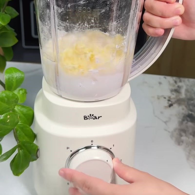 Hỗn hợp nguyên liệu làm bánh phô mai dẻo được xay nhuyễn trong máy