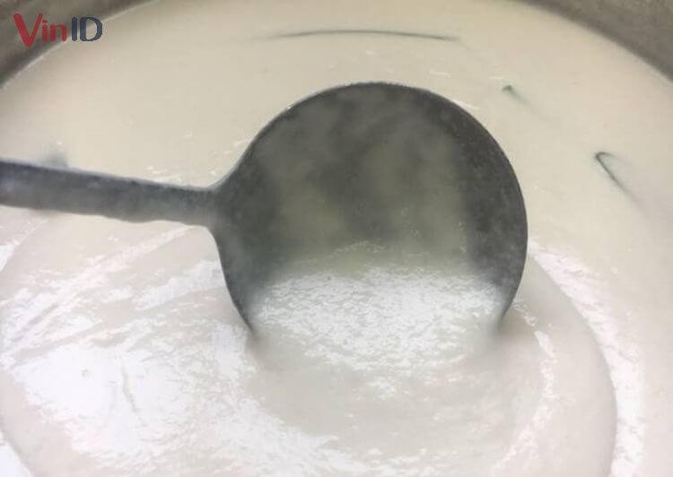 Hỗn hợp nước cốt dừa và bột năng sánh mịn để làm nhân bánh mì chay