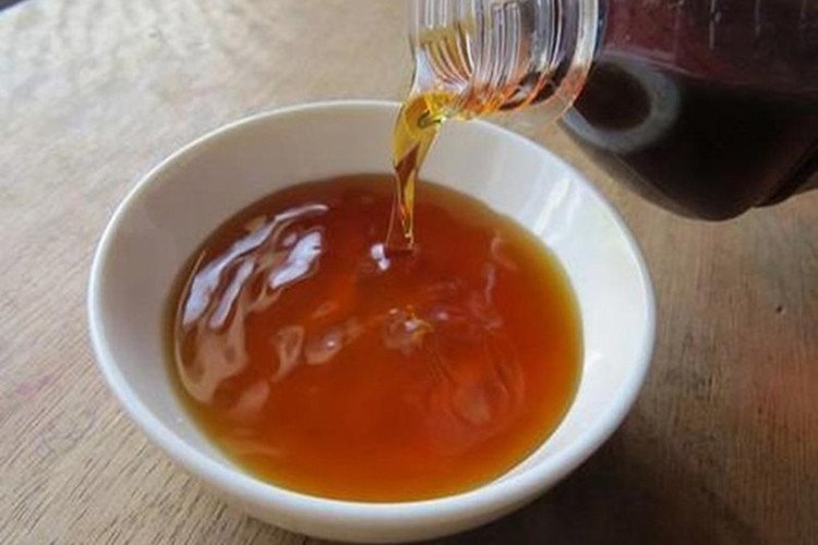 Hỗn hợp nước mắm, đường, nước lọc đã pha chế để kho quẹt