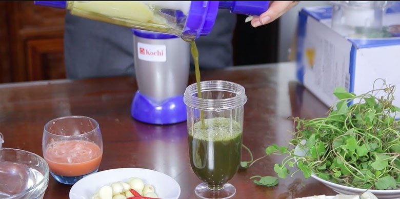 Hỗn hợp rau má, đậu xanh, sữa đặc và nước cốt dừa đang được xay trong máy để tạo thành thức uống sánh mịn