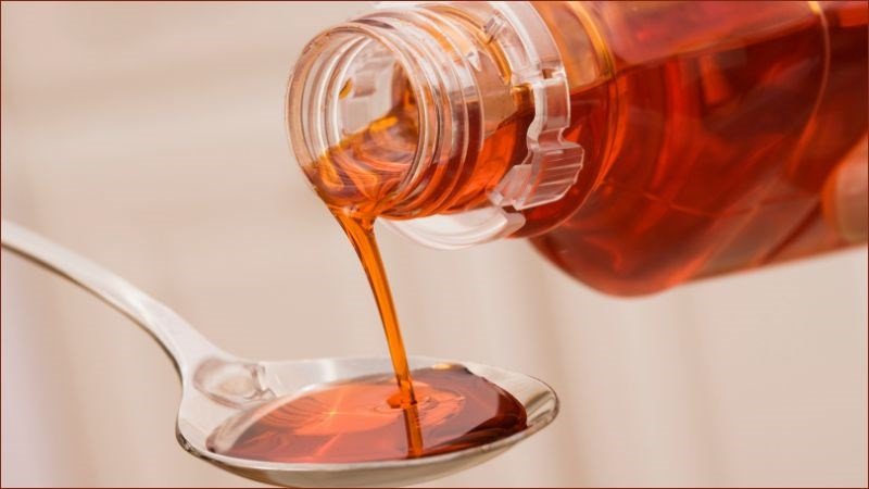 Hỗn hợp siro húng chanh quất mật ong và đường phèn đang được nấu, tỏa hương thơm dịu