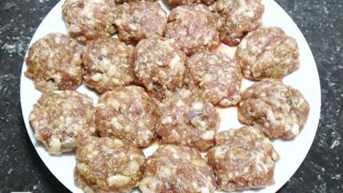 Hỗn hợp thịt băm đã ướp gia vị chuẩn bị được nặn thành chả nướng