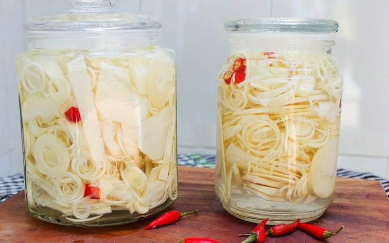 Hũ măng chua đang ngâm muối, đảm bảo độ giòn và vị ngon