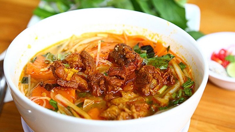 Hủ tiếu bò kho sánh mịn, hấp dẫn với thịt bò hầm